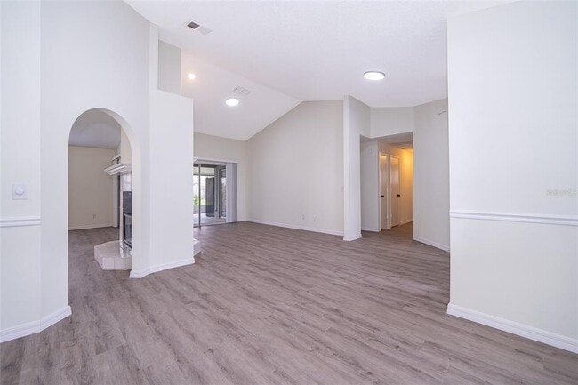 Building Photo - 2425 Rolling Broak Dr