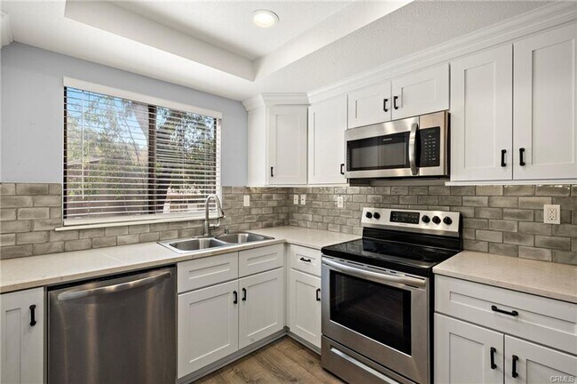Building Photo - Beautifully Upgraded Single-Level Condo on...