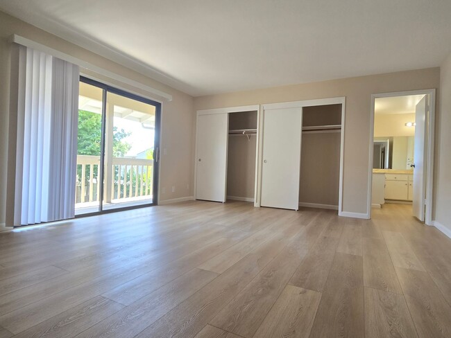 Building Photo - Spacious 2-Story Townhome, 2122 Sq Ft, End...