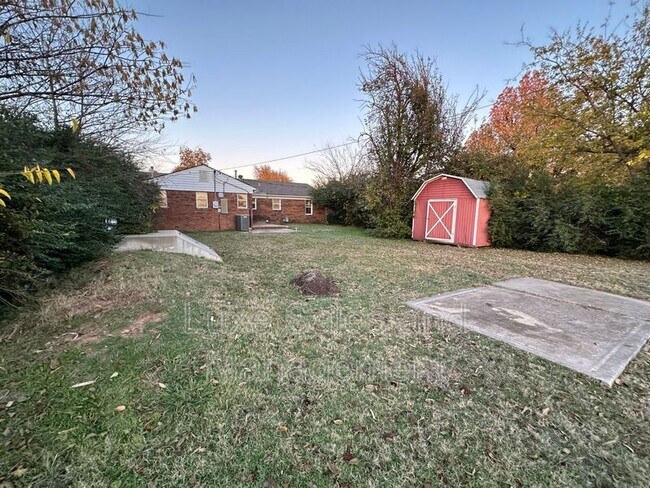 Building Photo - 116 W Rose Dr