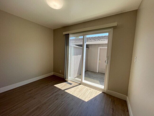 Building Photo - 2 bedroom, 2.5 bath 2 story condo now avai...