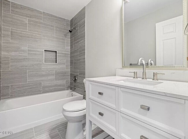 Building Photo - Beautifully Renovated 3B/2Bth Townhome