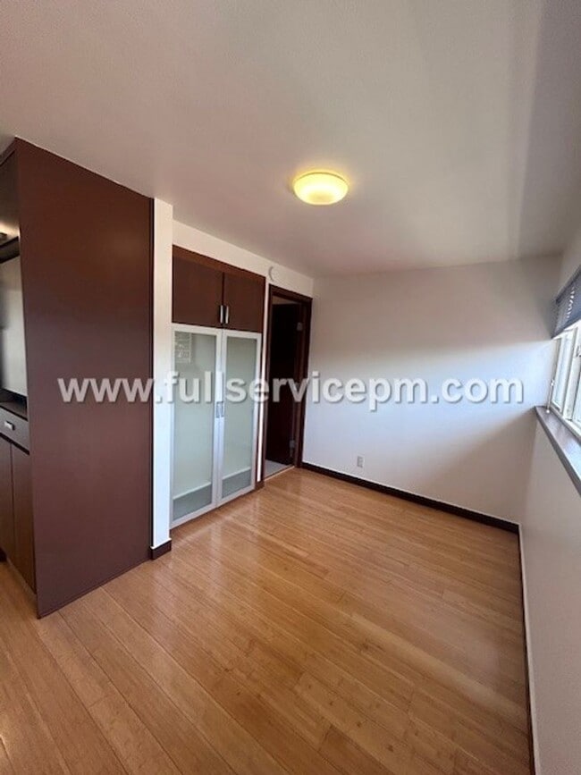 Building Photo - Alki Beach Living! Comfy 1 BD! Puget Sound Views! Super Sunsets!