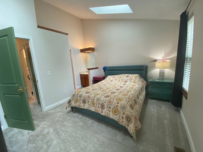 Building Photo - Cozy 2B/2B Remodeled Town Home Just Minute...
