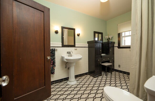 Building Photo - WONDERFUL HISTORIC 5 BED 3 BATH PROPERTY WITH CARRIAGE HOUSE