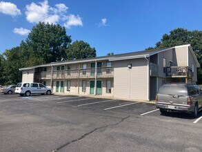 Building Photo - 1 Bedroom 1 Bath Ground Floor Apartment wi...