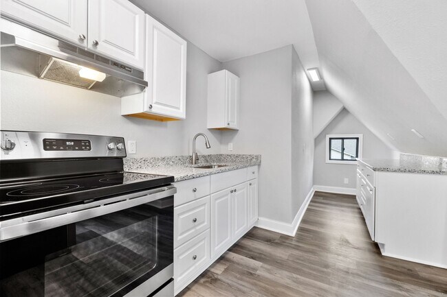 Building Photo - 2400 Woodbine Ave
