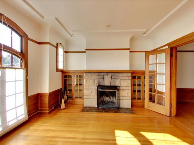 Building Photo - Expansive Top-Floor Richmond Flat | 2BD + Sunroom | Parking Included | Nearly 1,900 Sq. Ft.
