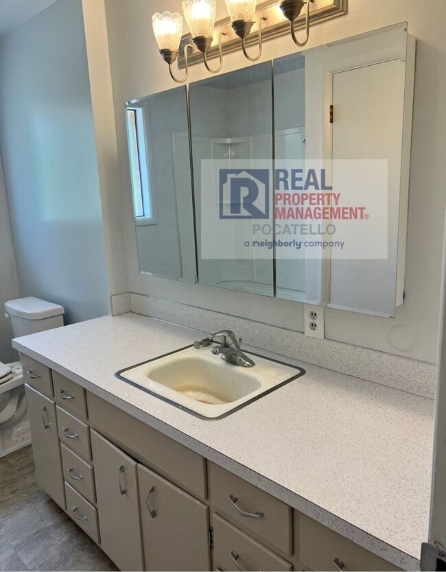 Building Photo - 4 Bedroom 2 Bath Home - Pet Friendly