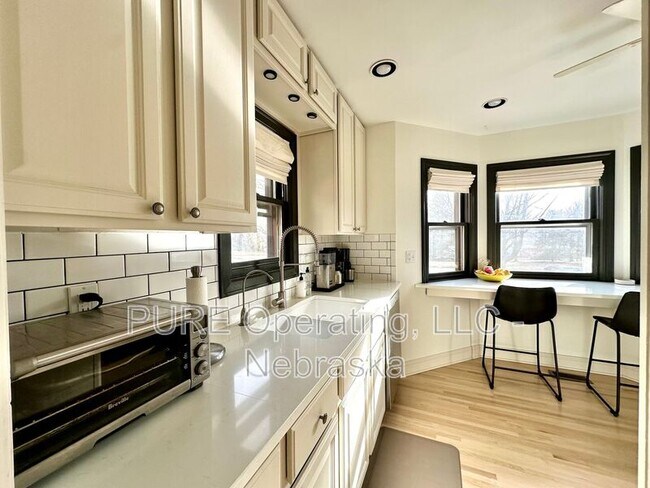 Building Photo - 4928 Happy Hollow Blvd