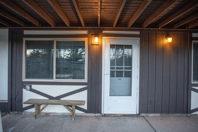 Building Photo - 2 Bed 1 Bath On Bus Route - Heat Included
