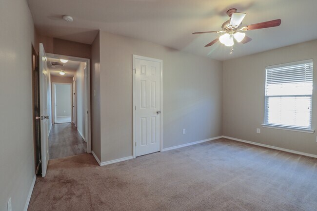 Building Photo - 4Bed/2Bath Available 11/10 !