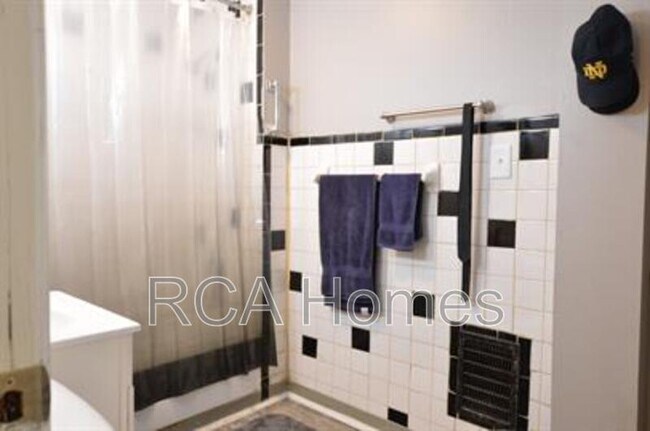 Building Photo - 906 Laurel St