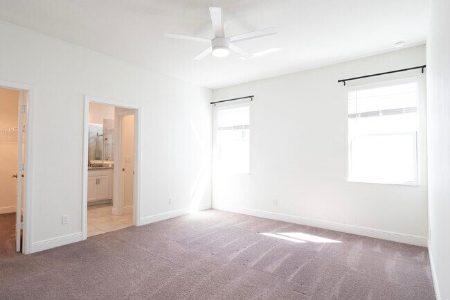 Building Photo - 10885 SW Robbia Way