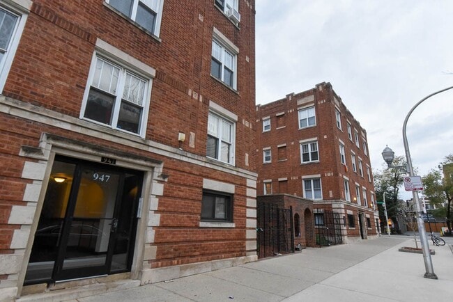 Building Photo - 952 W Cornelia Ave