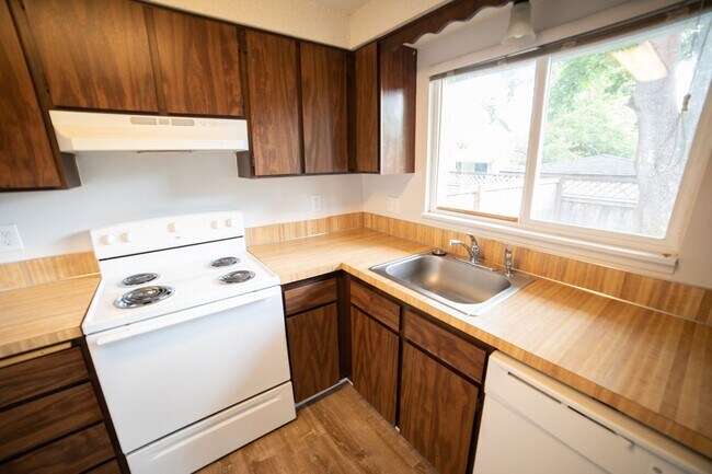 Building Photo - IKEMB02