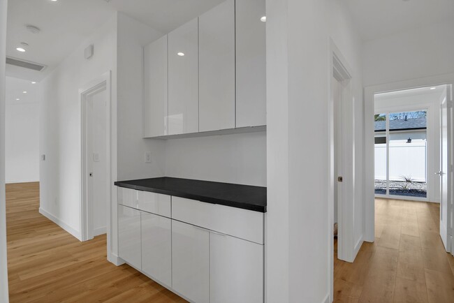 Building Photo - Modern 5-Bedroom 5 bath Home for Lease in ...