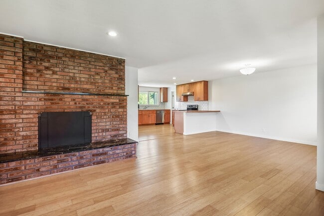 Building Photo - Room to roam! 3 bed, living, dining, den, ...