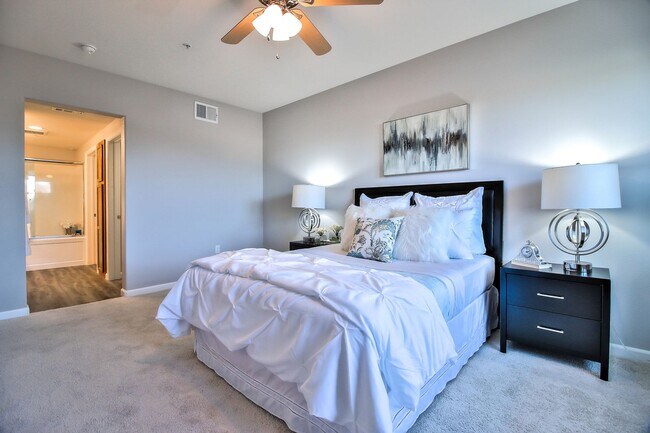 Building Photo - Luxury 2-Bedroom Monte Vista Condo with Downtown Views & Monthly House Cleaning Included