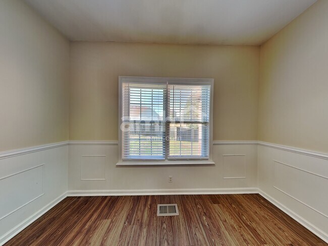 Building Photo - 4002 Greentree Ct