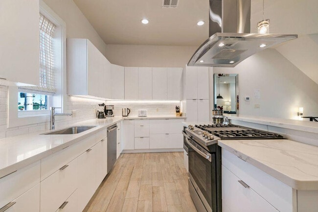 Building Photo - 3737 Bienville Ave