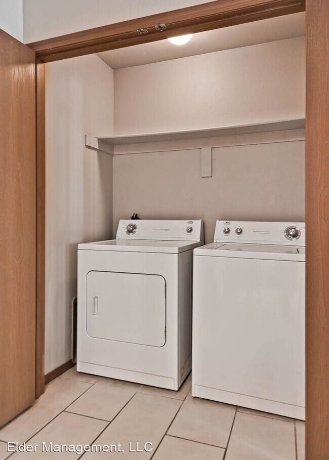 Building Photo - 2215 Hidden Lake St