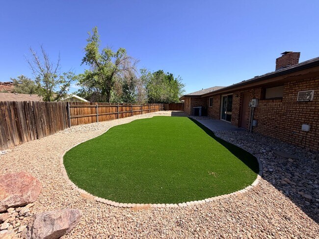 Building Photo - Beautifully remodeled 4 bedroom home with fully fenced backyard in Bloomington Hills with RV parking