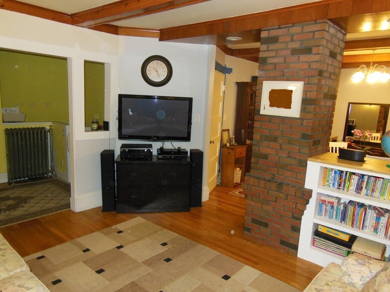 Building Photo - 23 Falkland St