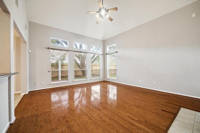 Building Photo - 4422 Roundtree Ln