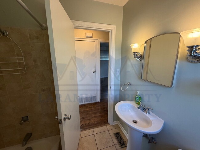 Building Photo - Charming 3 Bedroom 2 Bathroom House