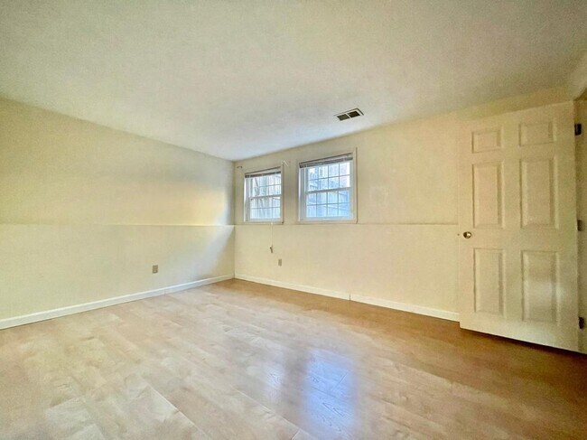 Building Photo - 83 Derryfield Ct