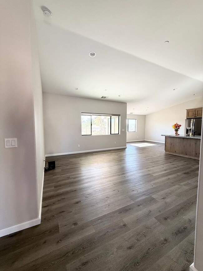 Building Photo - **COMING SOON ** 3 Bed 2 Bath Home