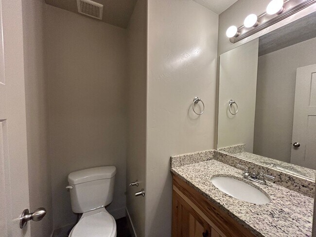 Building Photo - 3 Bedroom 2.5 Bathroom Townhome