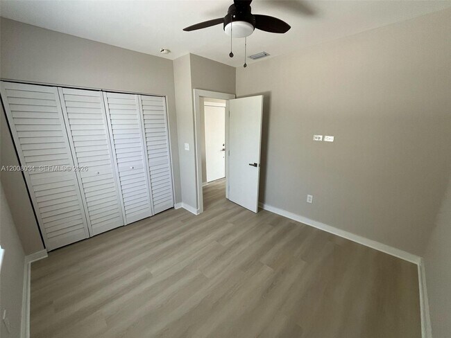 Building Photo - 534 SW 6th Ct