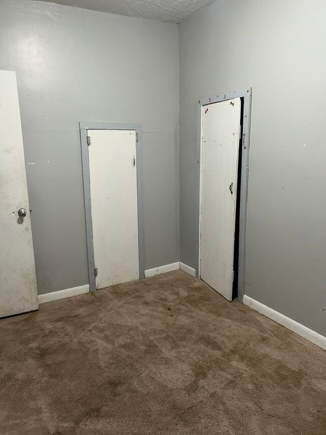 Building Photo - Three Bedroom Home