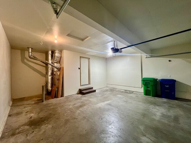 Building Photo - Spacious 4 BD + Den