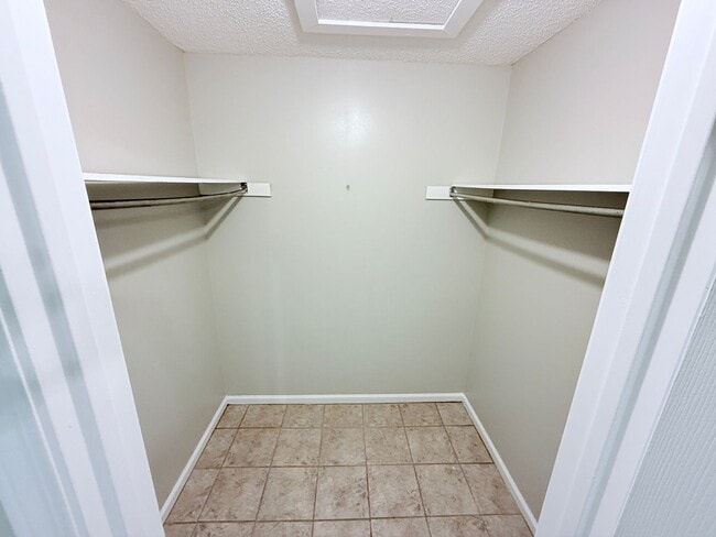 Building Photo - 1001 Creekside Pl