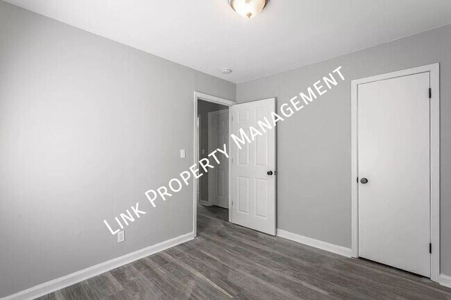 Building Photo - 2310 N Chamberlain Ave