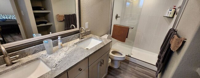 Building Photo - 3-Bed, 2-Bath Beauty in a Can’t-Miss Locat...