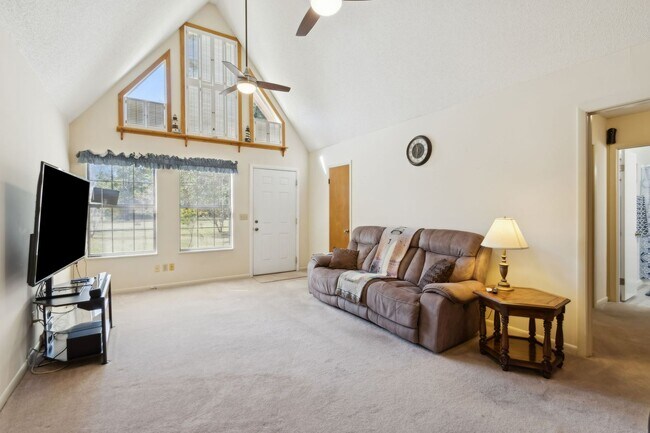 Building Photo - Peaceful Country Living Close to Everything