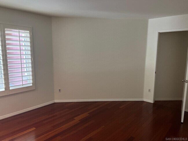 Building Photo - UPTOWN DISTRICT Ground Floor End Unit-2 Bedroom / 2 Bathroom-AVAILABLE NOW!