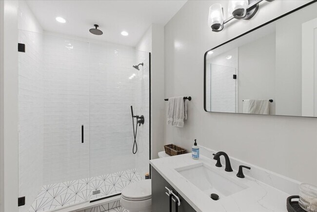 Building Photo - 3219 N Seminary Ave