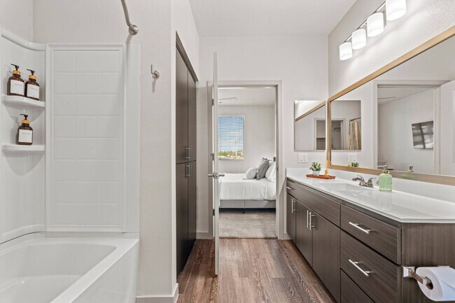 Building Photo - 711 W Broadway Rd