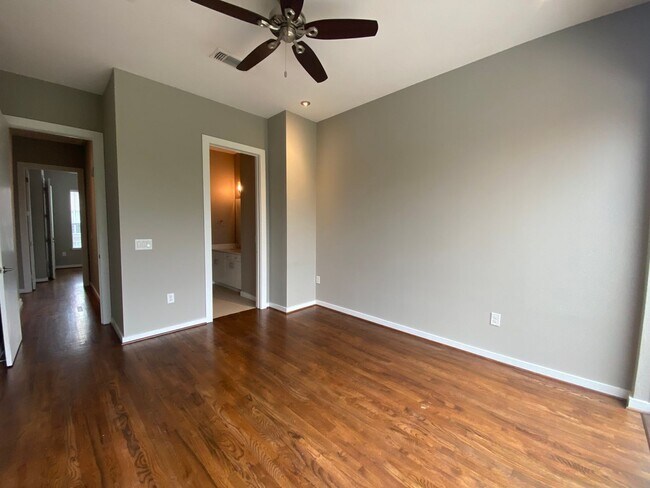 Building Photo - Live in the Heart of the Pearl District – ...