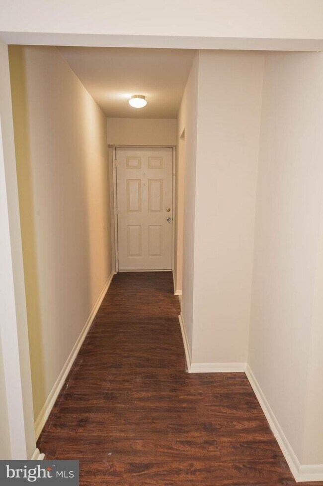 Building Photo - 800 College Ln