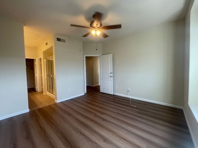 Building Photo - Tri-level 3 bedroom 3.5 bathroom townhouse...