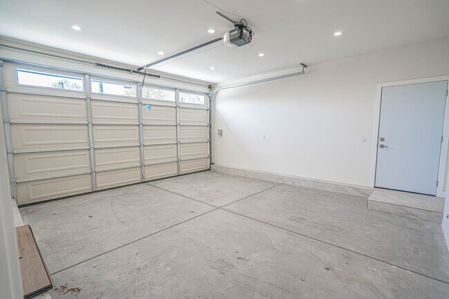 Building Photo - 10959 Collins St
