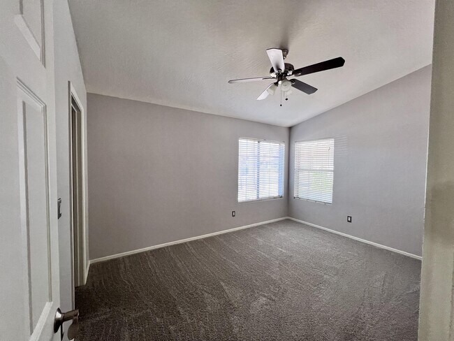 Building Photo - 6933 W Sack Dr