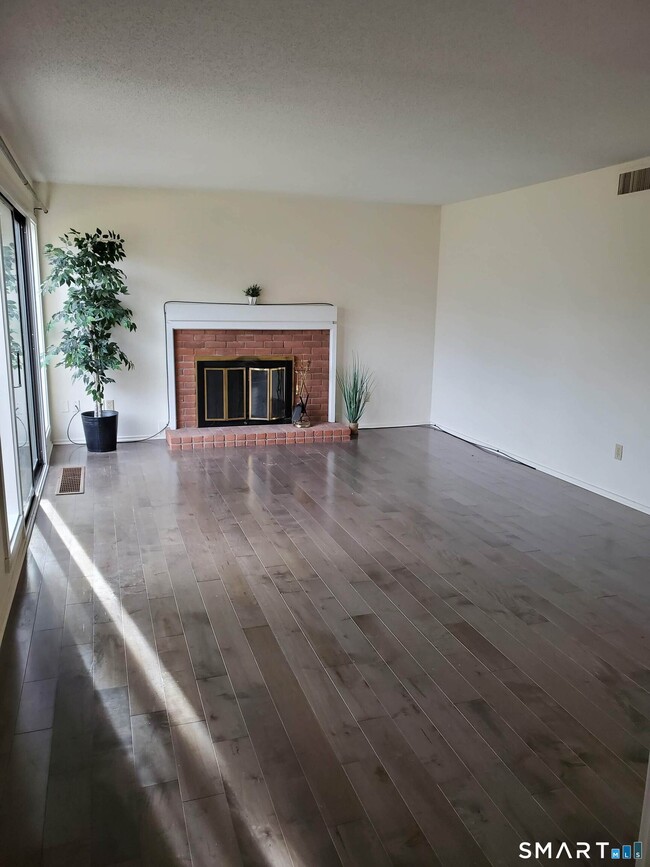 Building Photo - 434 Heritage Vlg