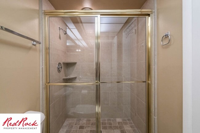 Building Photo - Spacious 5 Bedroom Home in A Quiet Communi...